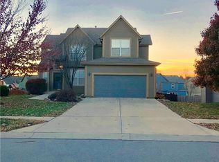 915 S Clearwater Creek Dr, Olathe, KS 66061
