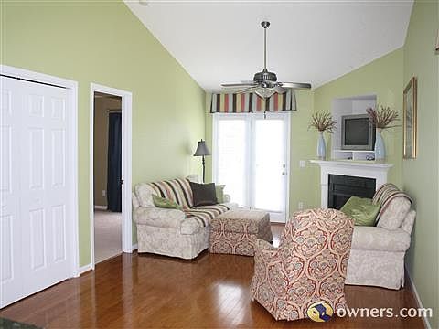 Great room w/ vaulted ceilings and fan