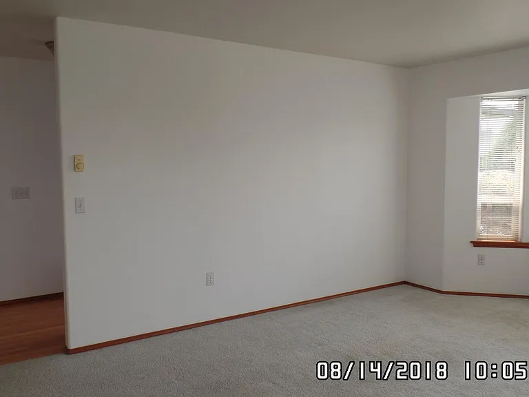 942 E Willow St — Photo 3