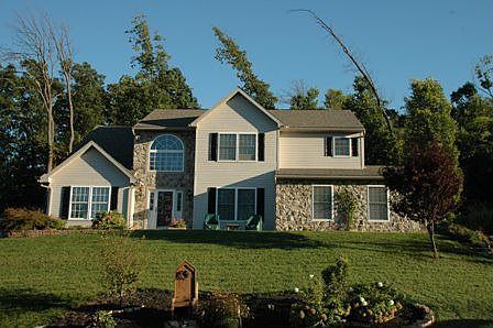 Additional front view of house and yard