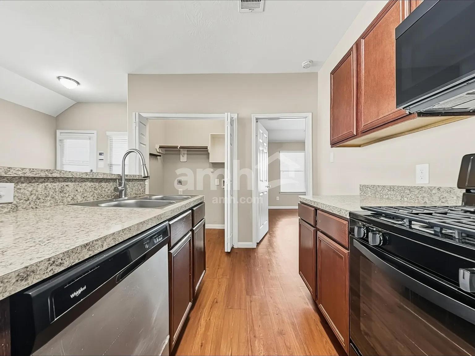 3 bed, 2.0 bath, 1192 sqft, $1,870 — Photo 4