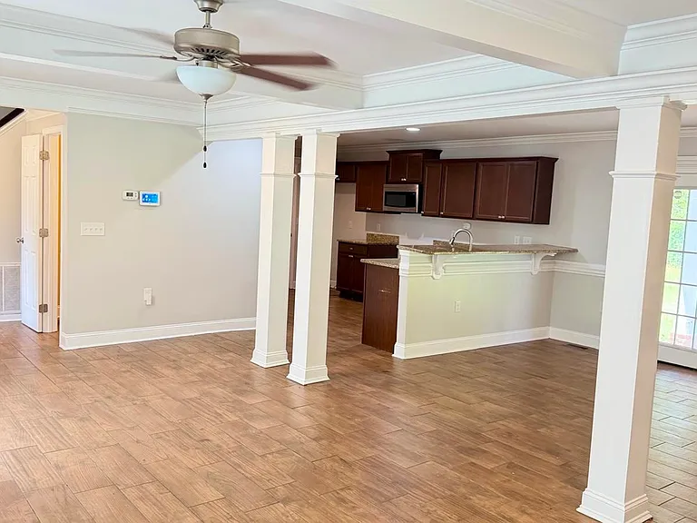 406 Vanguard St — Photo 5