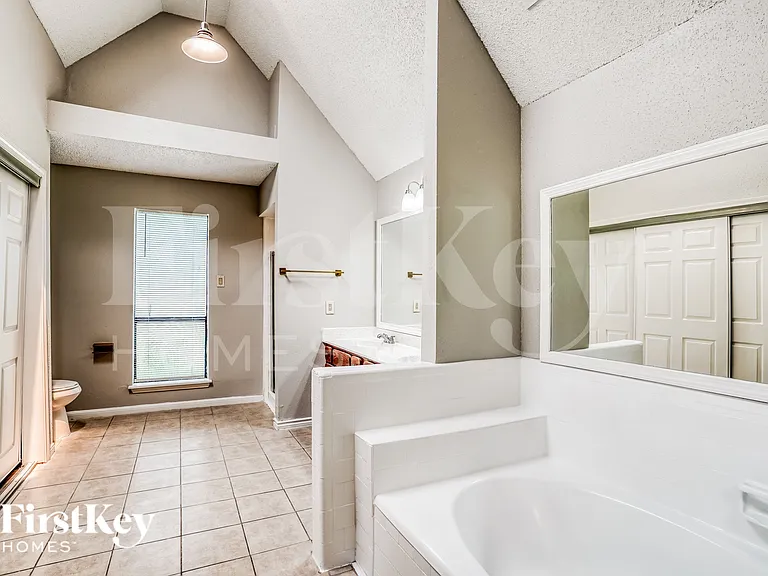 1055 Margate Dr — Photo 13