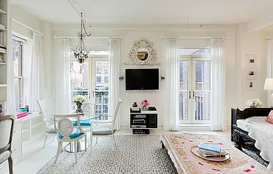 Sold by Avenue Real Estate