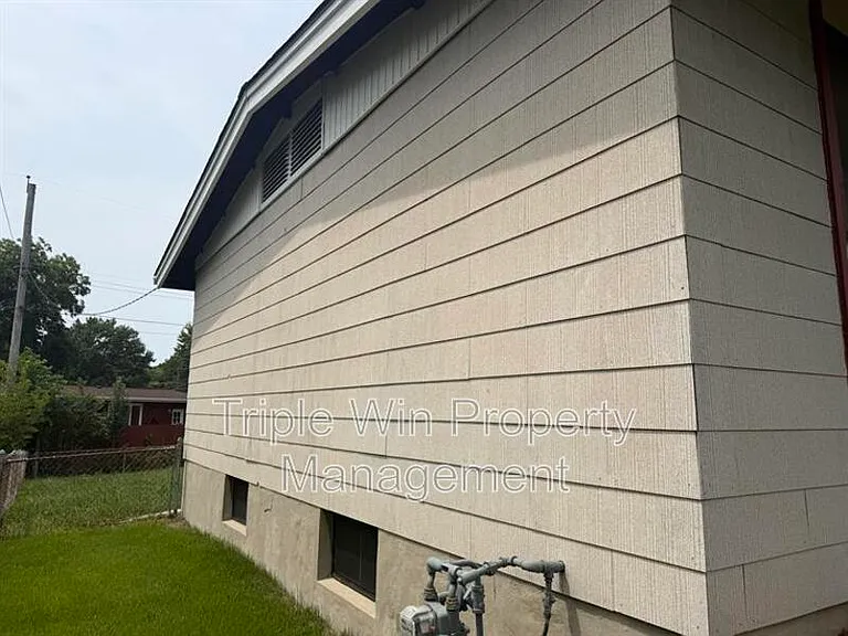 10319 Varnum Dr — Photo 3