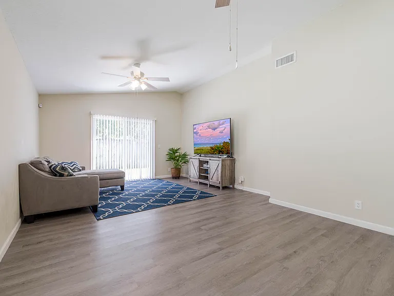 1306 Wild Daisy Ln — Photo 3