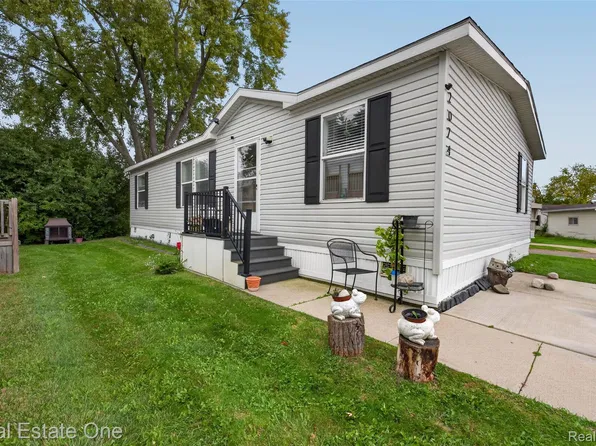 2074 Kevin Dr, Troy, MI 48083