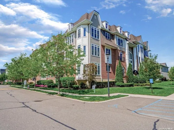 14 Shady Lane #14, Westbury, NY 11590