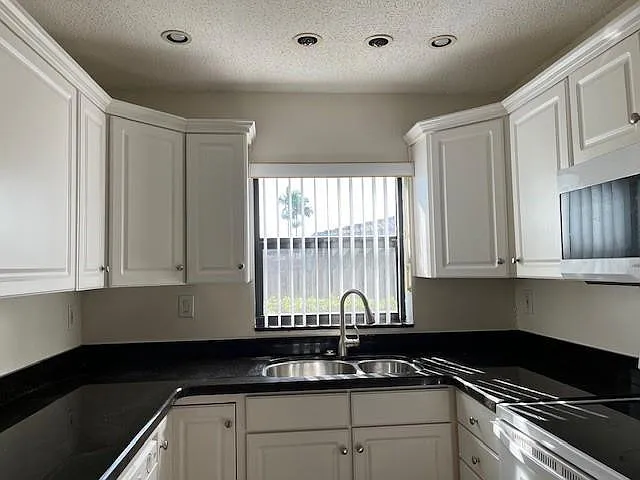 4 bed, 1874 sqft, $4,000 — Photo 2