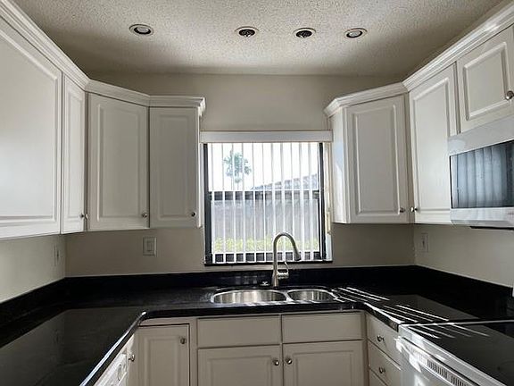 3rd image of 10631 NW 39th Street