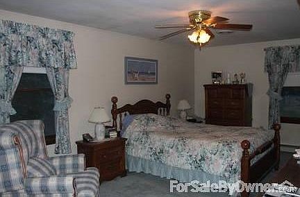 Master Bedroom 18' x 11' : With private 11' x 9' bath with Shower and Garden Tub