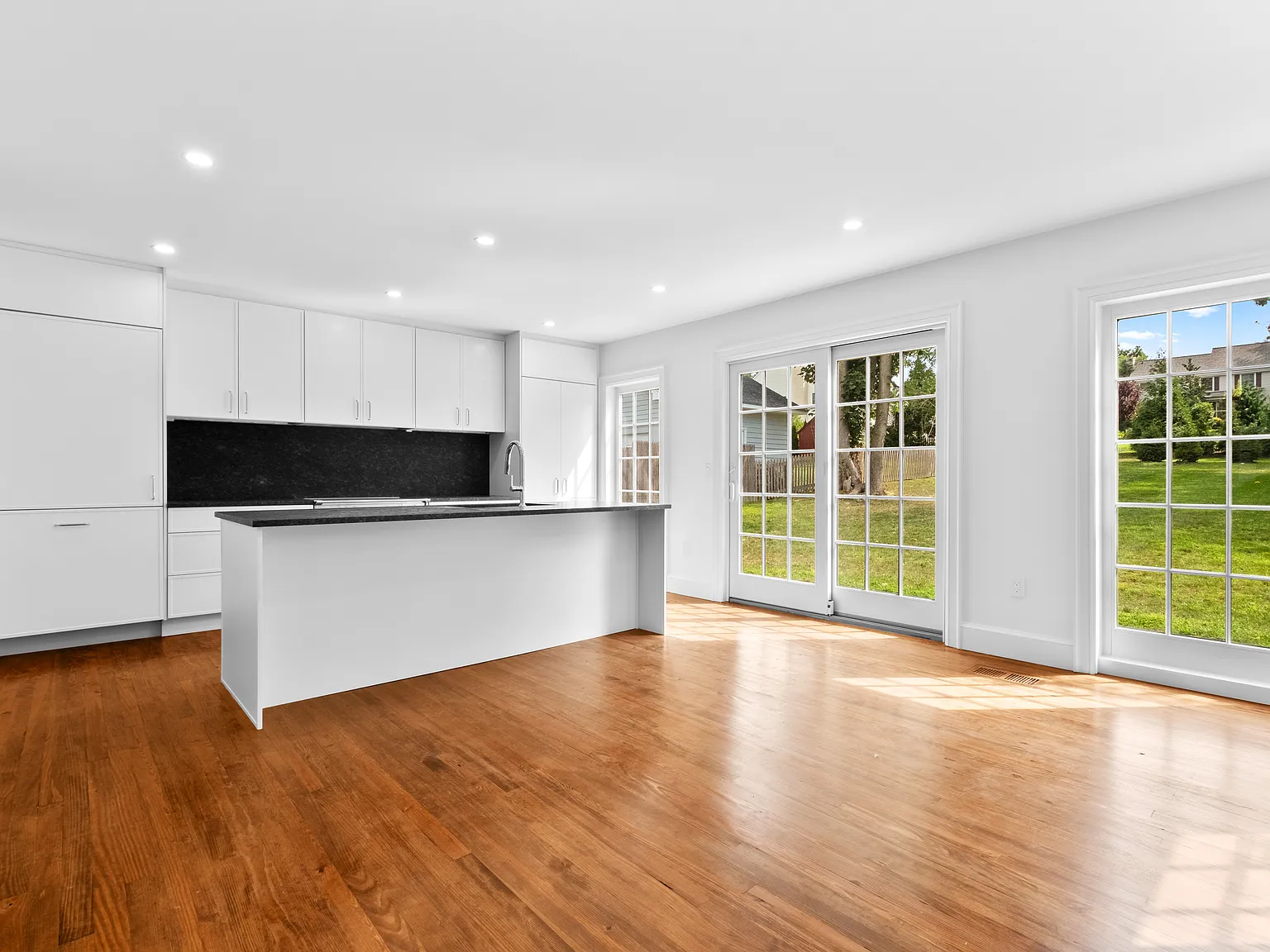 3 bed, 2.5 bath, $5,950 — Photo 2