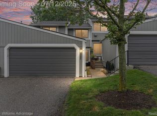 1080 Washington Cir, Northville, MI