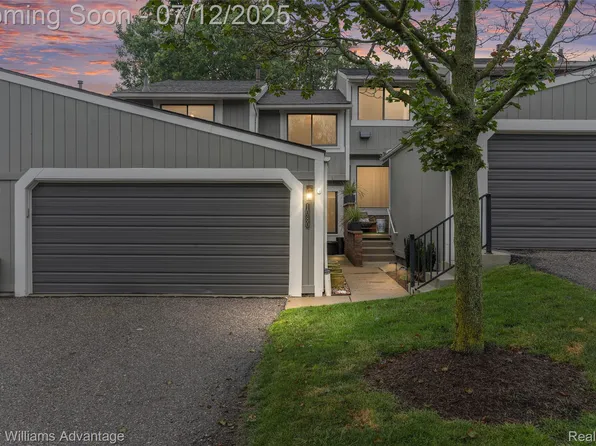 1080 Washington Cir, Northville, MI 48167