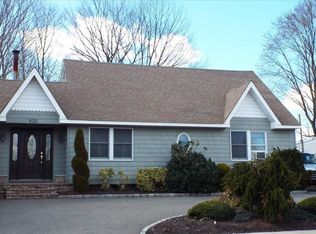 823 Plum Tree Rd W, Westbury, NY 11590