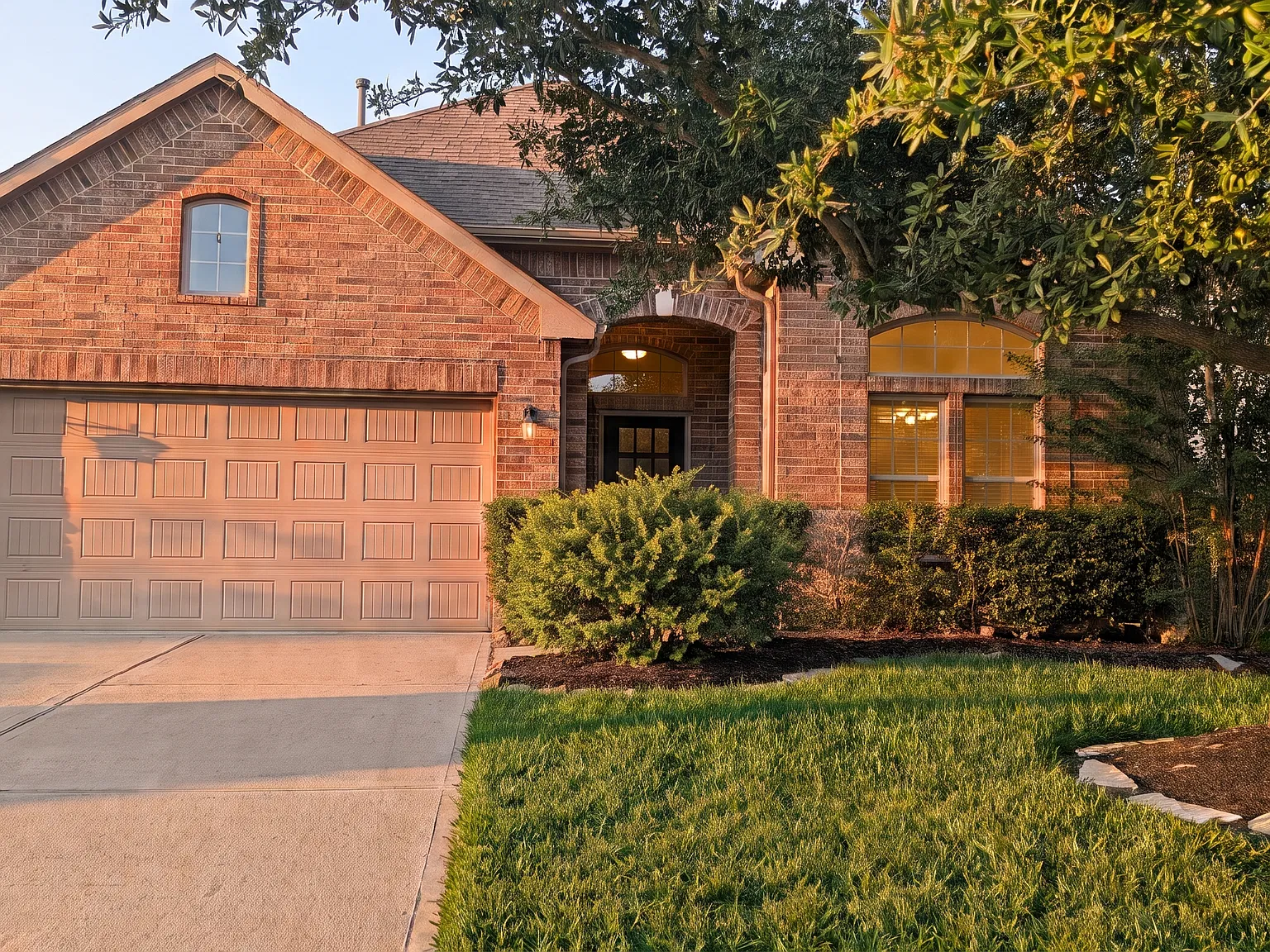 3 bed, 2.5 bath, 2361 sqft, $2,300 — Photo 1
