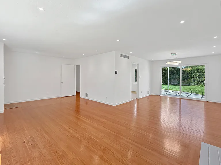 950 Olive St — Photo 25