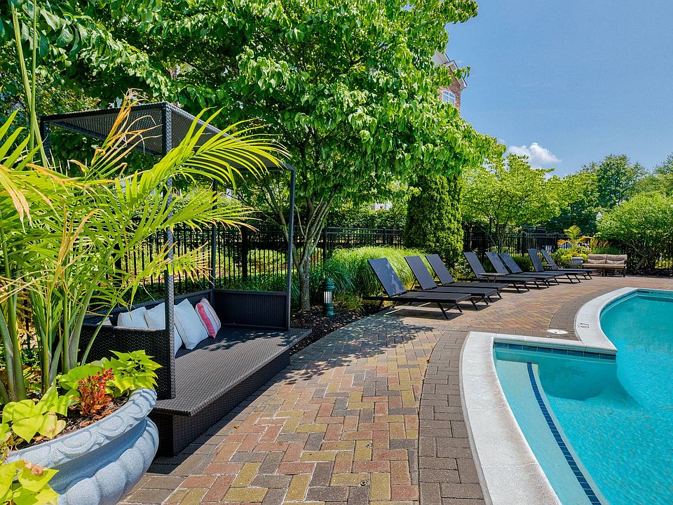 Pool Lounge