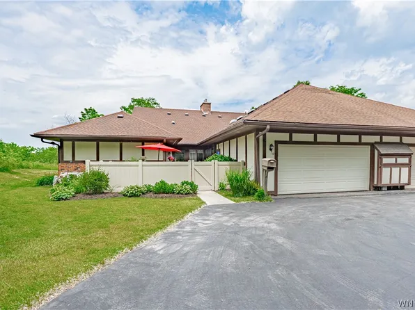 12 Gothic Ln, Lockport, NY 14094