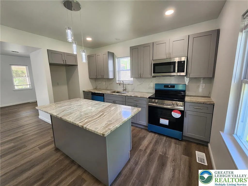 3 bed, 2.5 bath, 1248 sqft, $2,195 — Photo 2