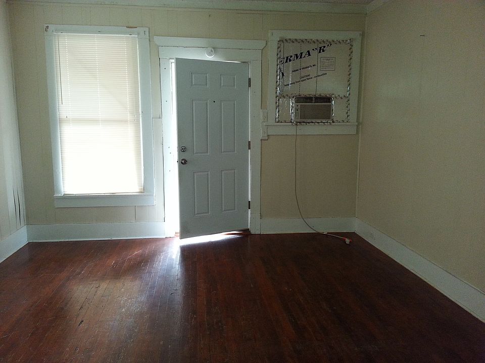 2nd image of 205 2nd Ave NW