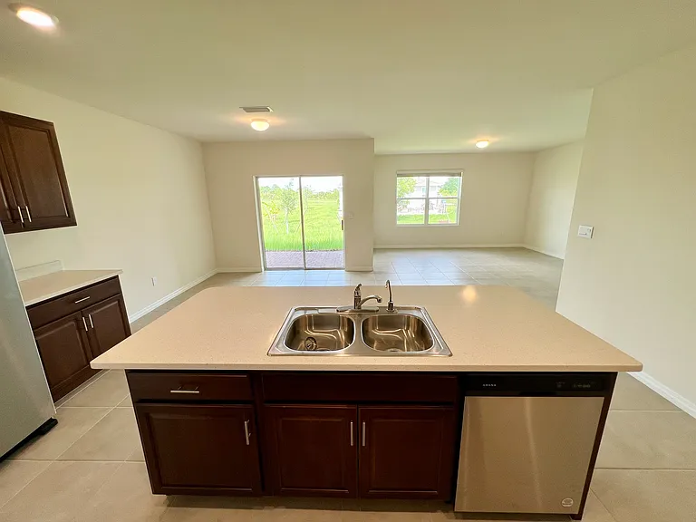 2518 NE 6th Pl — Photo 11