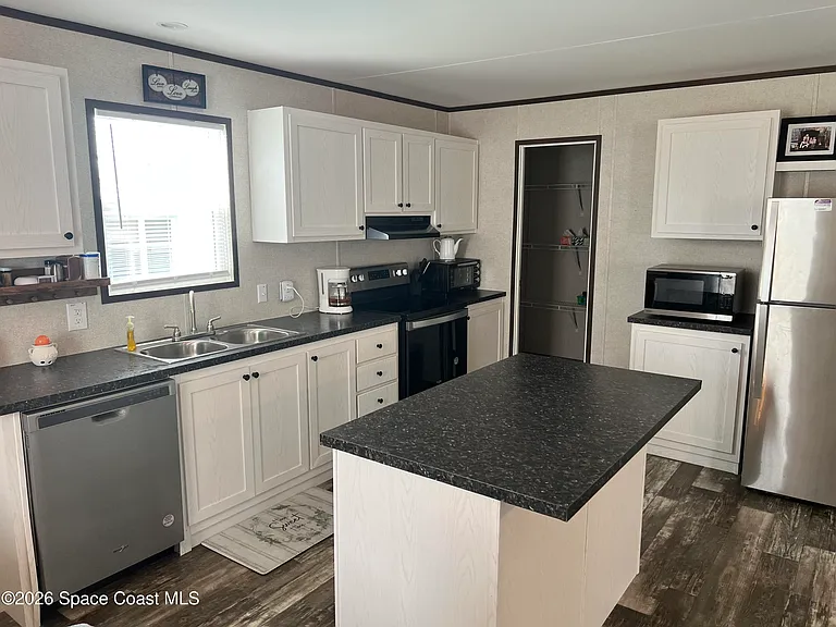 194 Holiday Park Blvd NE — Photo 6
