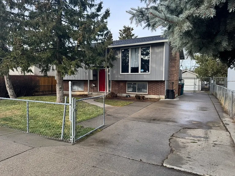 3217 E 33rd Ave — Photo 1