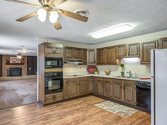 Open eat in Kitchen open to family room