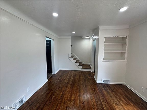 4th image of 4029 Hinsdale Rd