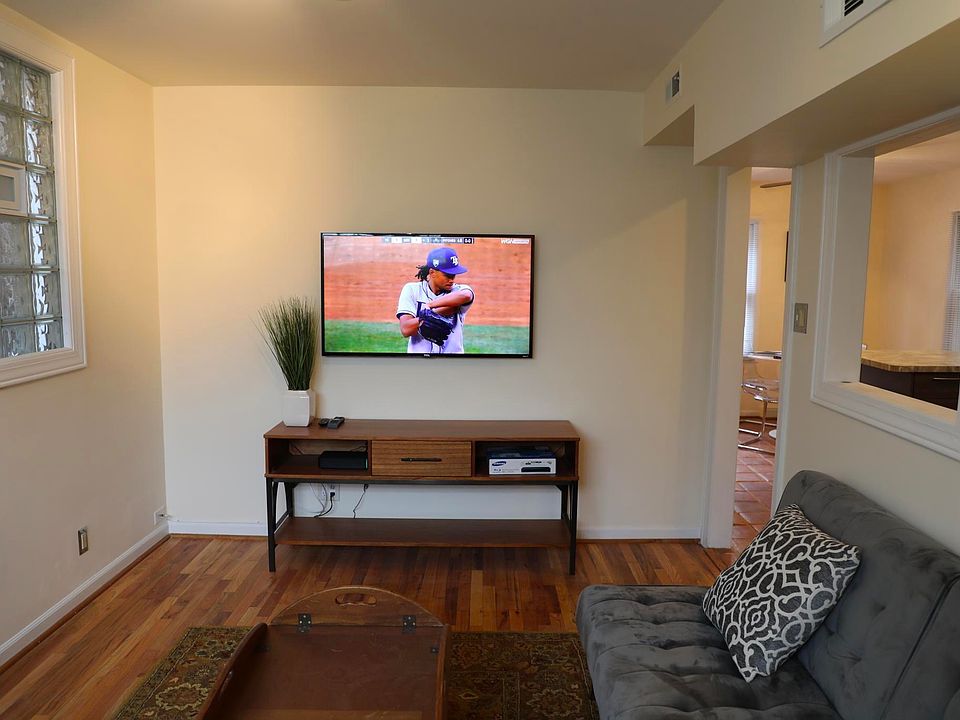 1st image of 1634 N Winchester Ave #3