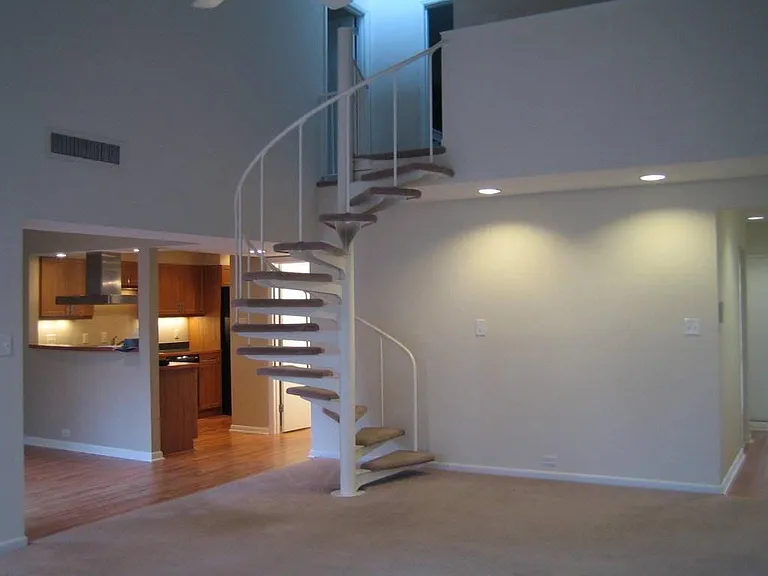 905 E Franklin St — Photo 1