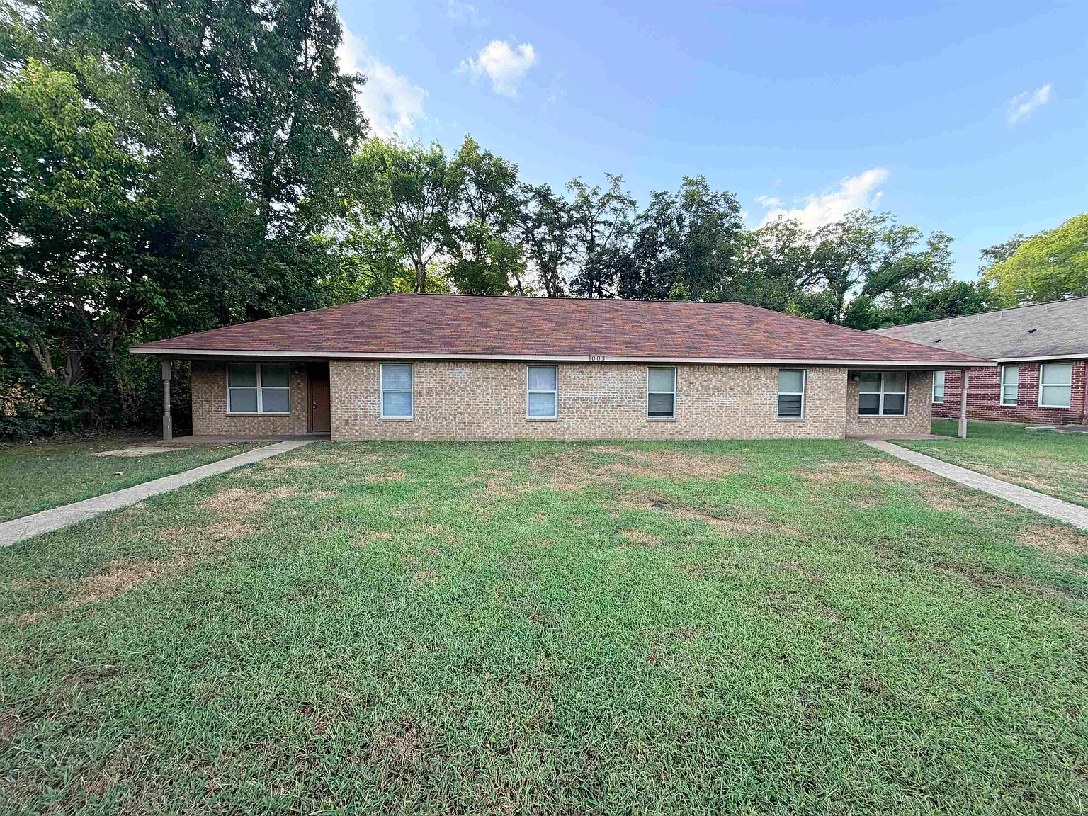 3 bed, 2.0 bath, 1174 sqft, $1,400 — Photo 2