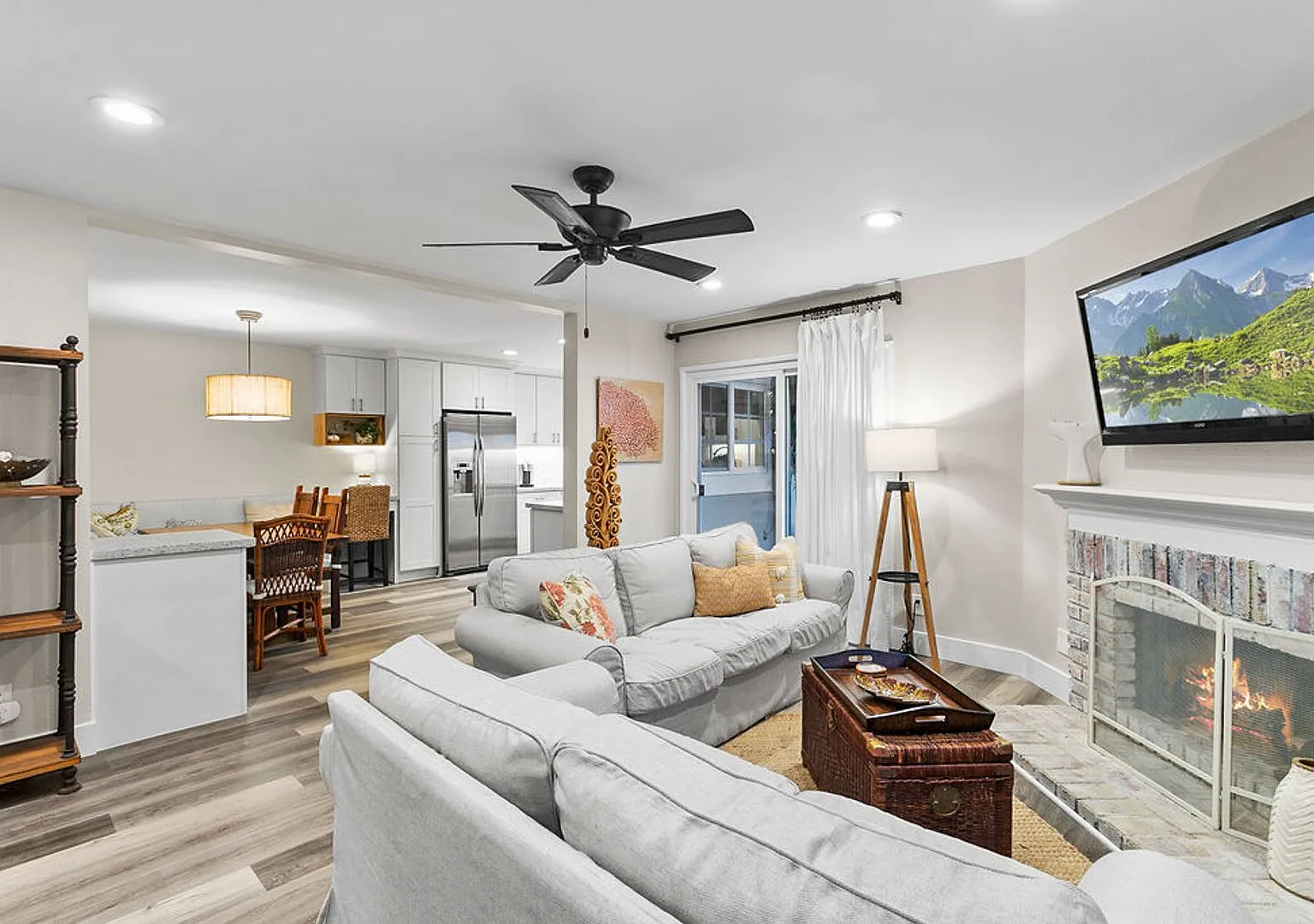 Beautiful 3 Bedroom Furnished Condo - Just Steps Away from Strands Vista and Beach! — Photo 1