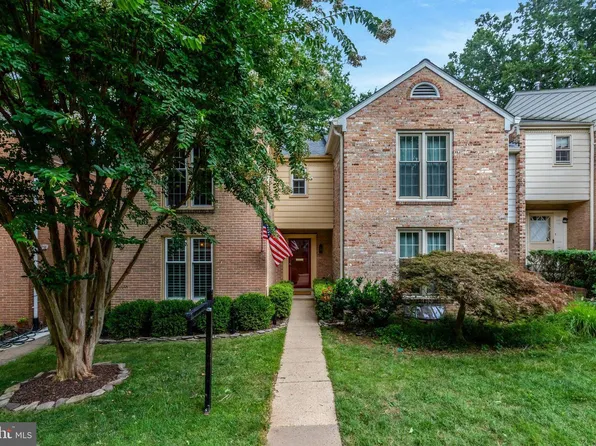1956 Hopewood Dr, Falls Church, VA 22043