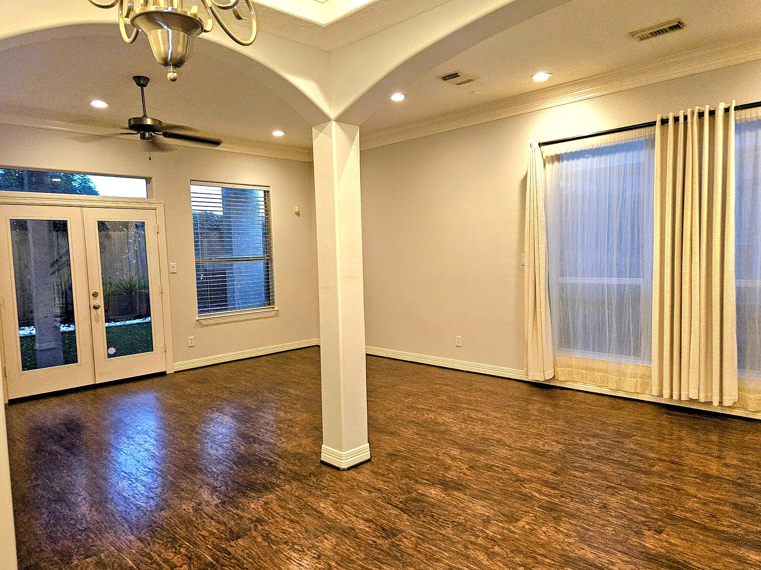 3 bed, 2.5 bath, 2480 sqft, $2,850 — Photo 3