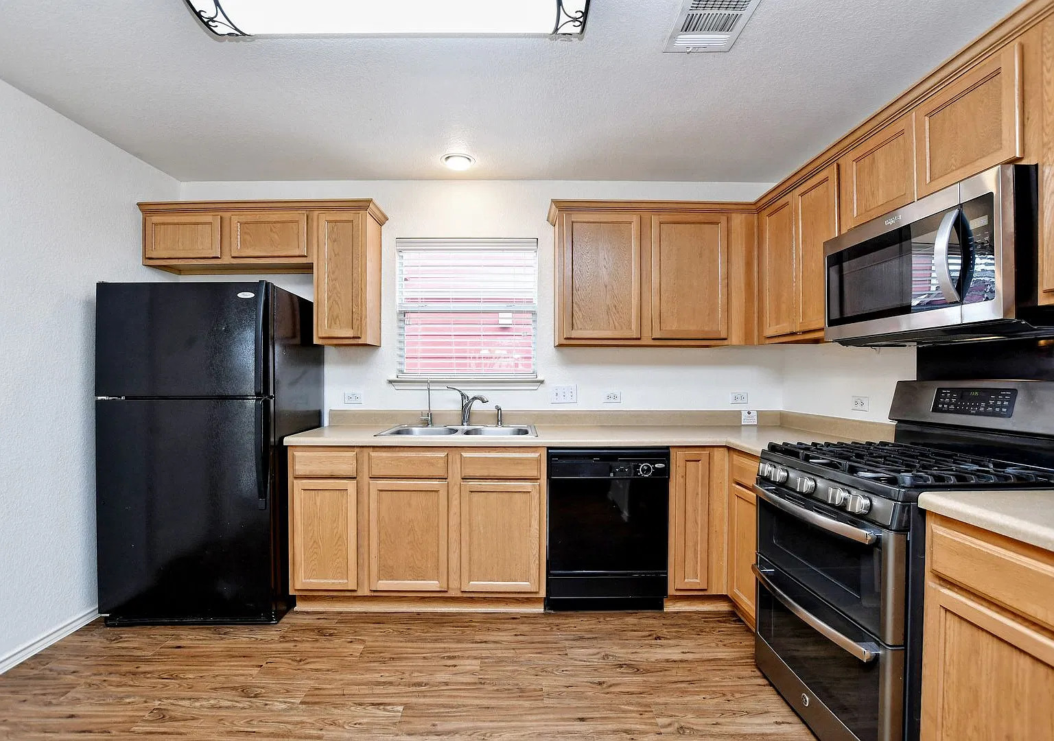 3 Bedroom 2.5 Bath with Gameroom in Cedar Park Towncenter — Photo 3
