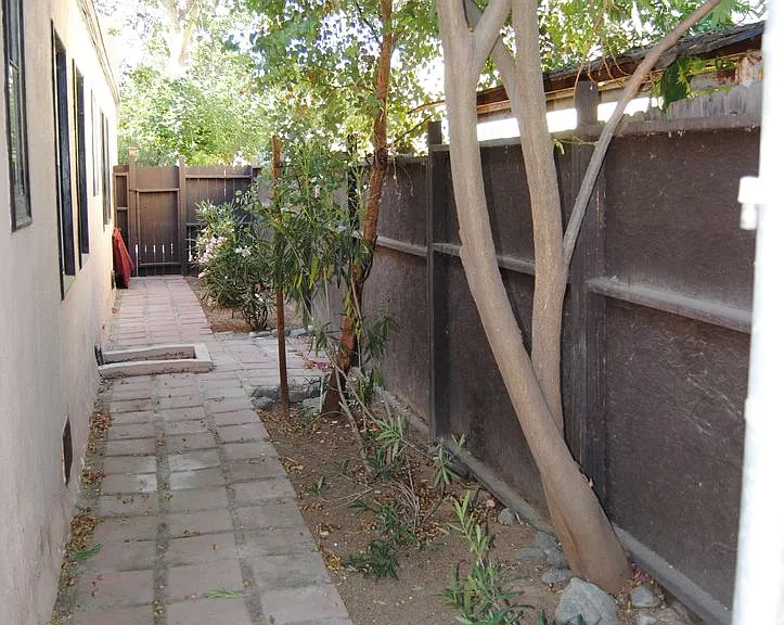 114 Flower St — Photo 23