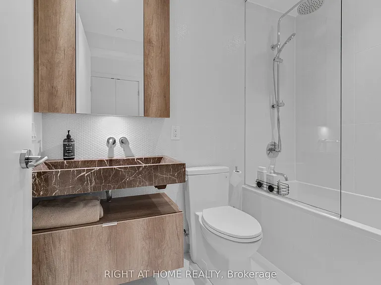 11 Yorkville Ave #2113 — Photo 21