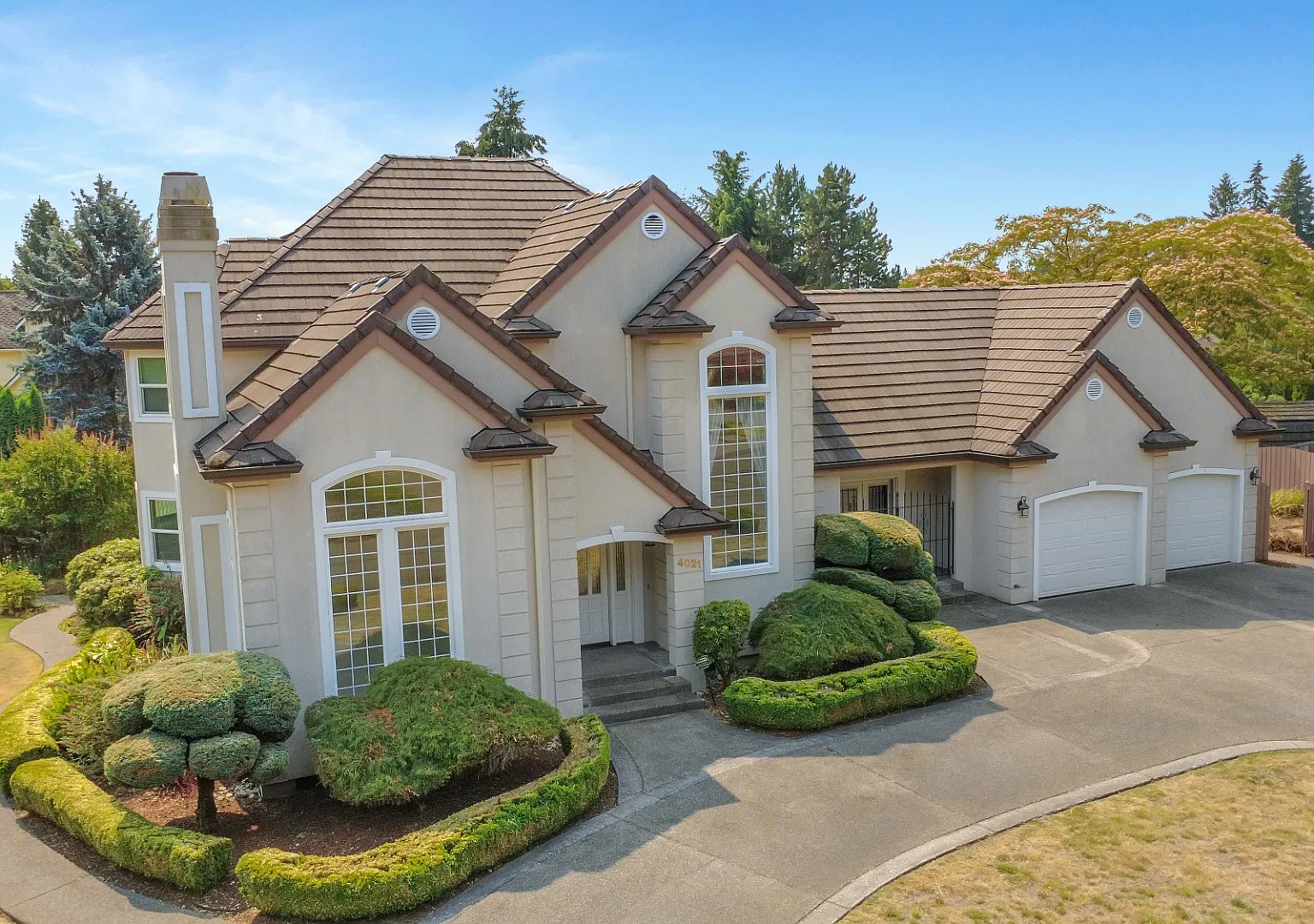Extravagant Custom Home in Olympia — Photo 2