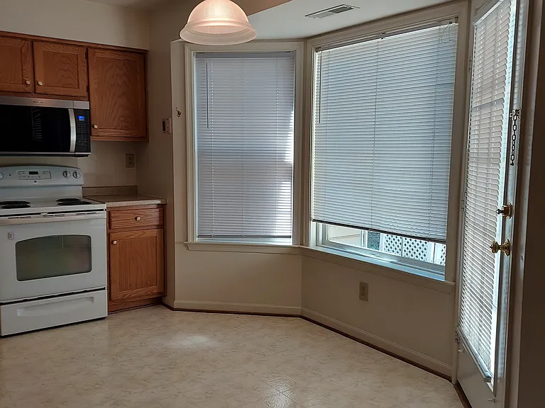 1456 Ashland Dr — Photo 2