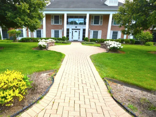 112 Carriage Way Dr APT 204A, Burr Ridge, IL 60527
