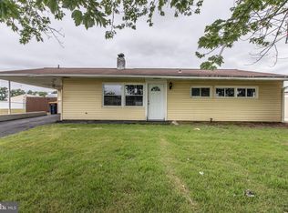 29 Lilac Ln, Levittown, PA 19054