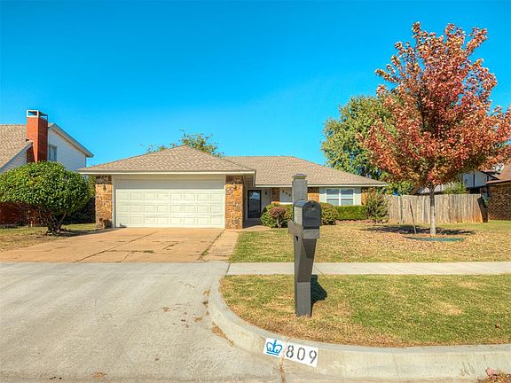 3rd image of 809 SW 27th St