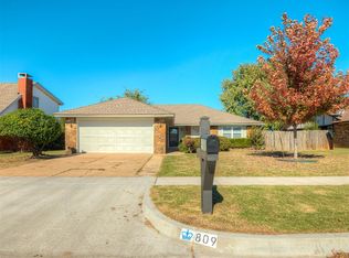 809 SW 27th St, Moore, OK 73160