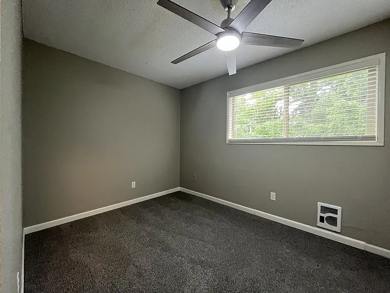 15827 NE Glisan St #12 — Photo 16