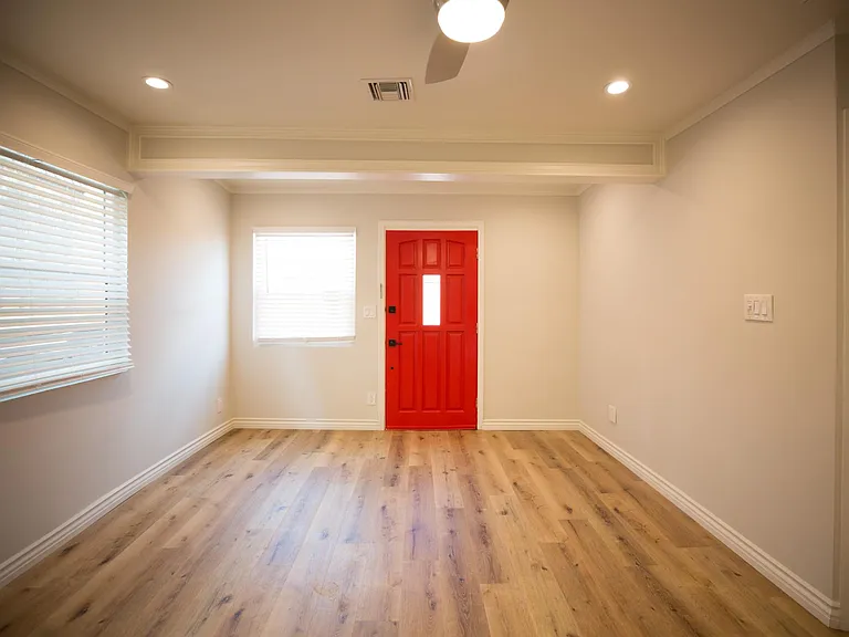 2210 Clinton St — Photo 4