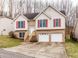 2063 Pinecrest Dr, Morgantown, WV 26505