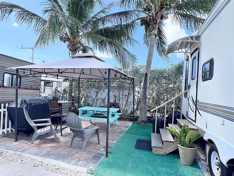325 Calusa St #5 — Photo 3