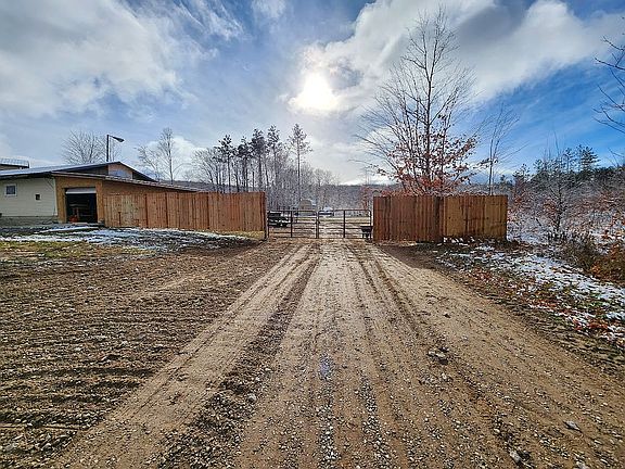 3rd image of 2688 Valley Rd